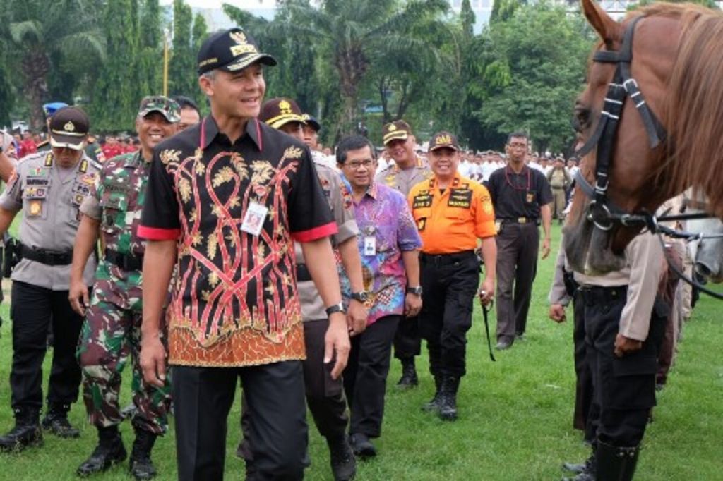 Selaku Inspektur apel pengamanan Natal dan Tahun Baru 2019, Gubernur Jawa Tengah Ganjar Pranowo mengecek kesiapan anggota polisi berkuda