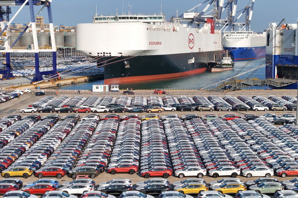 Pada foto yang diambil tanggal 10 Januari 2024 ini, mobil listrik yang siap diekspor diparkir di Yantai, Provinsi Shandong, China. 