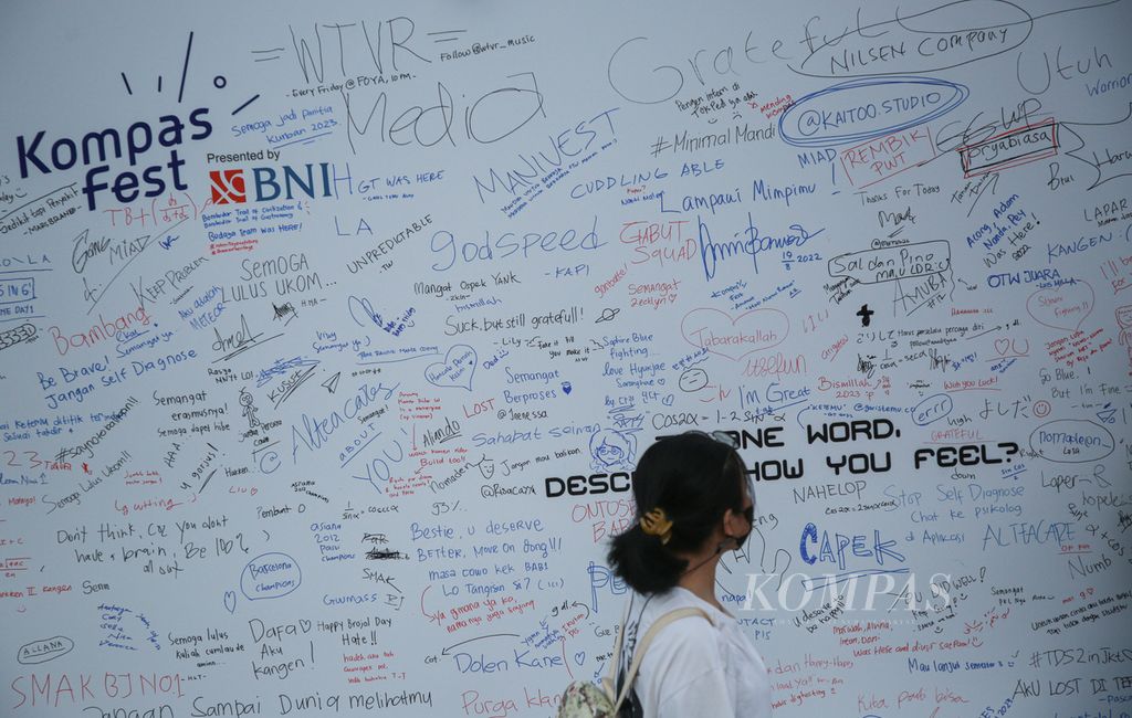 Pengunjung melihat berbagai pesan dan kesan dalam Kompasfest 2022 Presented by BNI bertajuk ”Freedom” di M Bloc Space, Jakarta, Sabtu (20/8/2022).