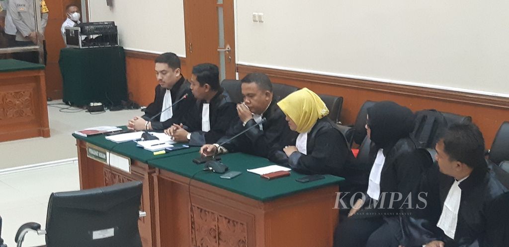 Kuasa hukum Ajun Komisaris Besar Dody Prawiranegara dan kawan-kawan dalam sidang pembacaan tuntutan terhadap klien mereka di Pengadilan Negeri Jakarta Barat, Senin (27/3/2023).