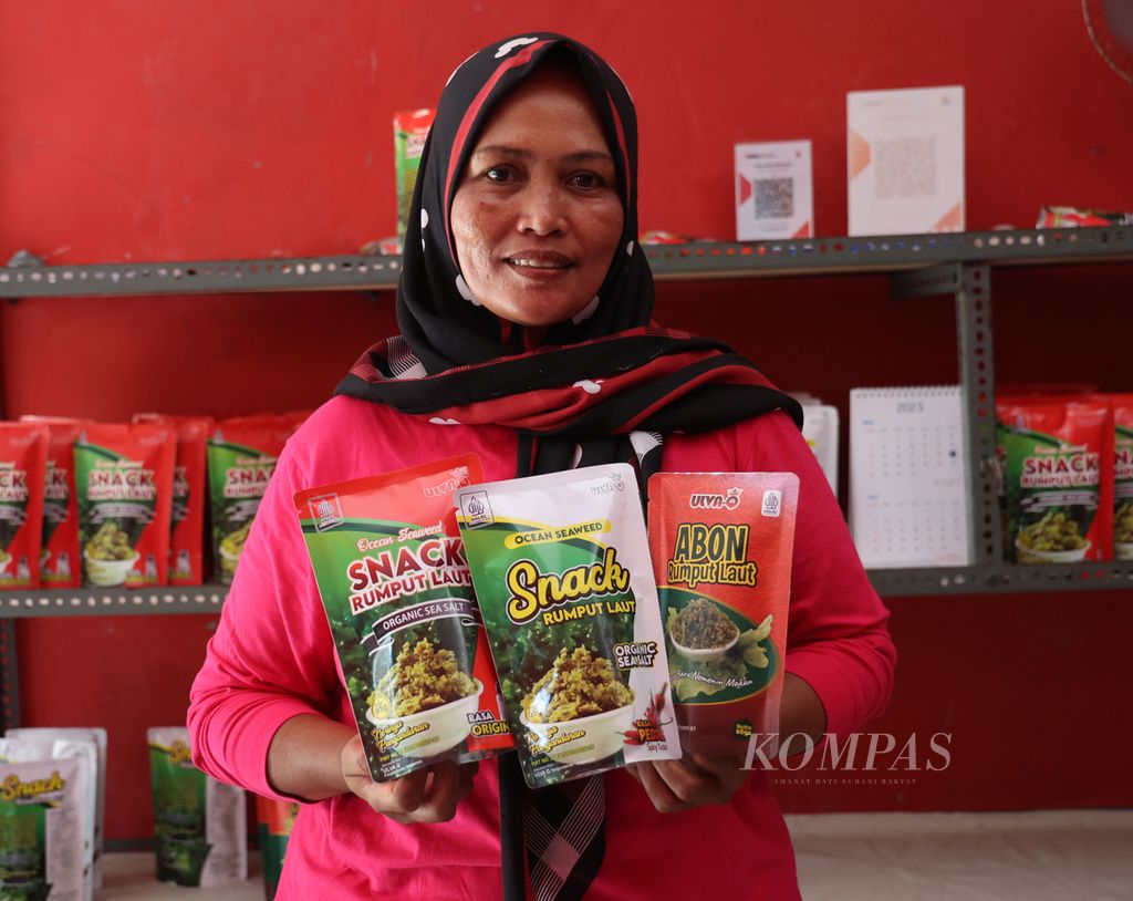 Herni Hernawati Produsen makanan ringan rumput laut di Pangandaran, Jawa Barat, Jumat (26/5/2023). 