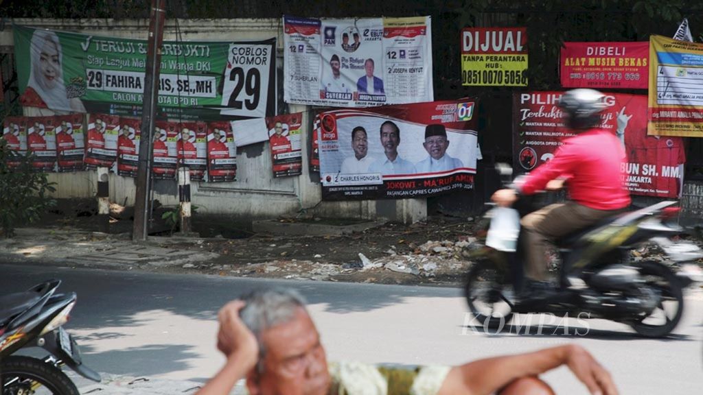 Spanduk kampanye calon anggota legislatif dan perwakilan daerah berbaur dengan iklan penjualan rumah di Jalan Lontar Raya, Grogol, Jakarta, Selasa (19/2/2019). 