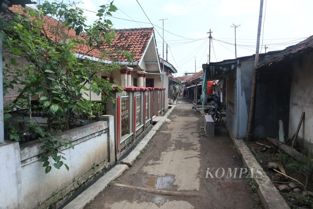 Suasana salah satu jalan di Desa Citemu, Kecamatan Mundu, Kabupaten Cirebon, Jawa Barat, Selasa (22/2/2022). Aparat tengah mendalami dugaan kasus korupsi di desa tersebut.
