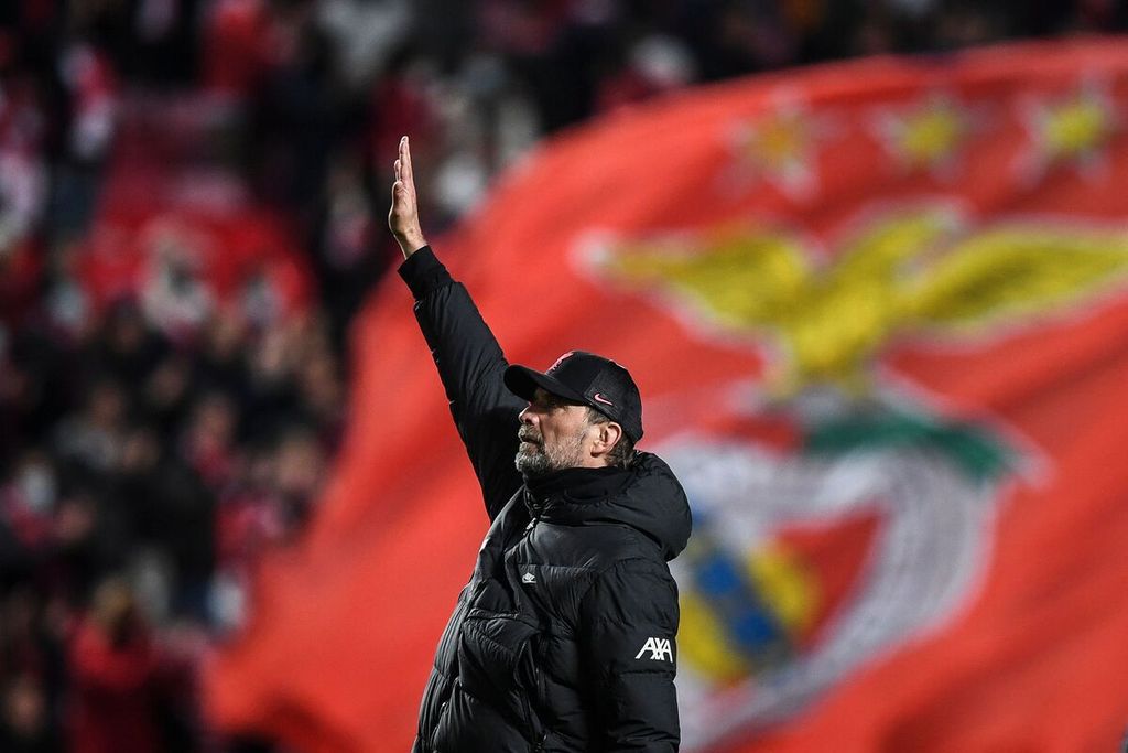 Manajer Liverpool Juergen Klopp merayakan kemenangan timnya pada laga pertama perempat final Liga Champions Eropa antara Benfica dan Liverpool di Stadion Da Luz, Lisabon, 5 April 2022. 