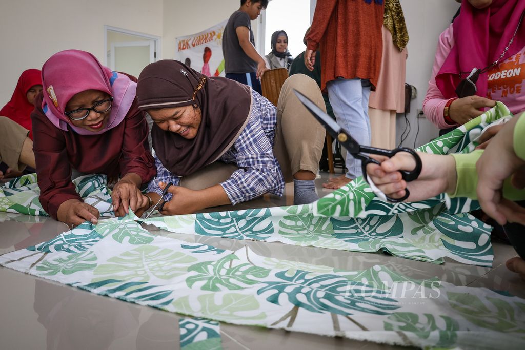 Anak berkebutuhan khusus menggunting kain saat pelatihan menjahit di Yayasan Griya Bina Karya ABK, Tangerang Selatan, Banten, Kamis (9/11/2023). 