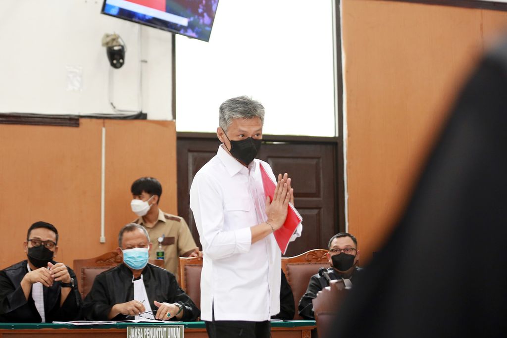 Terdakwa kasus perintangan penyidikan, Hendra Kurniawan, memberikan salam kepada kuasa hukumnya sebelum menjalani sidang pertamanya di Pengadilan Negeri Jakarta Selatan, Rabu (19/10/2022).