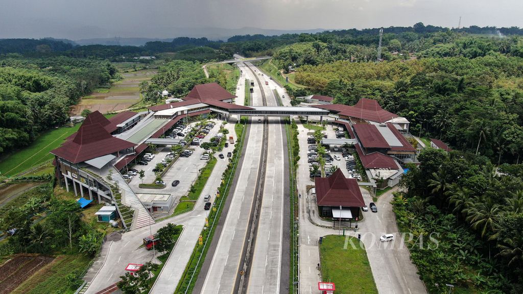 Rest area atau tempat istirahat di jalan tol Transjawa ruas Semarang-Solo Km 456 di Kabupaten Semarang, Jawa Tengah, Selasa (14/12/2021). Rest area di sisi kiri dan kanan jalan tol ini memiliki jembatan penghubung antarrest area. Kompas/Heru Sri Kumoro 14-12-2021