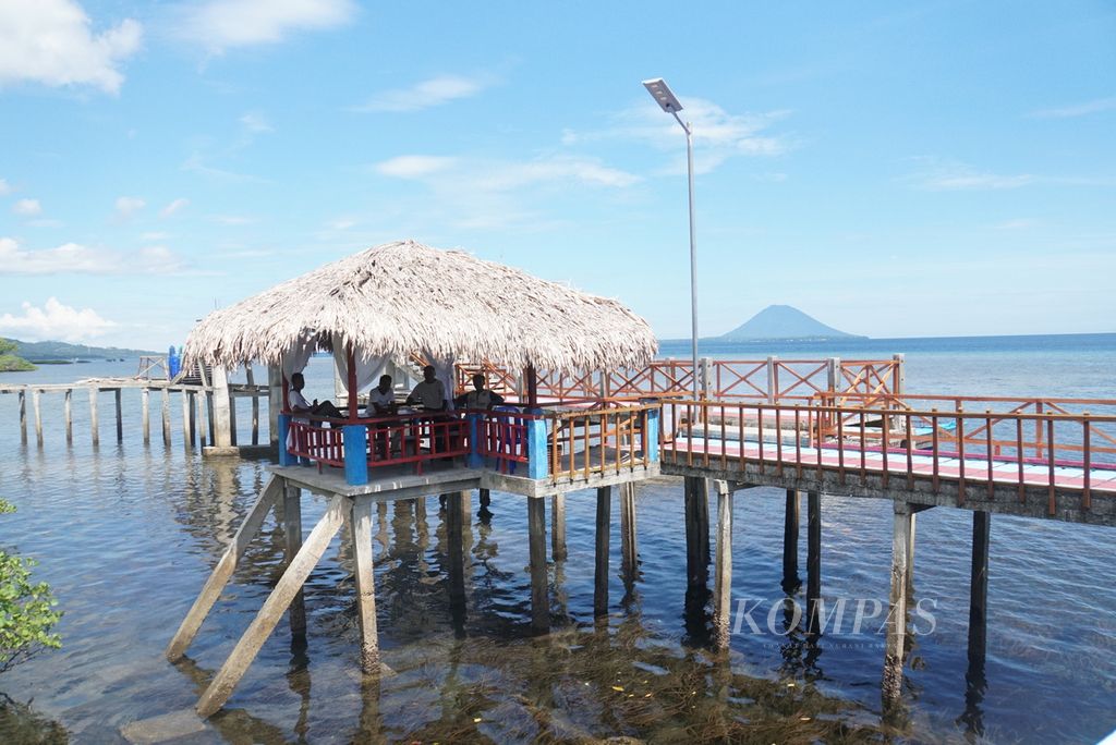 Pemandangan Pulau Manado Tua dari dermaga di Desa Budo, Wori, Minahasa Utara, Sulawesi Utara, Jumat (29/7/2022). Desa Budo menjadi satu-satunya perwakilan Sulawesi Utara dalam ajang Anugerah Desa Wisata Indonesia 2022.