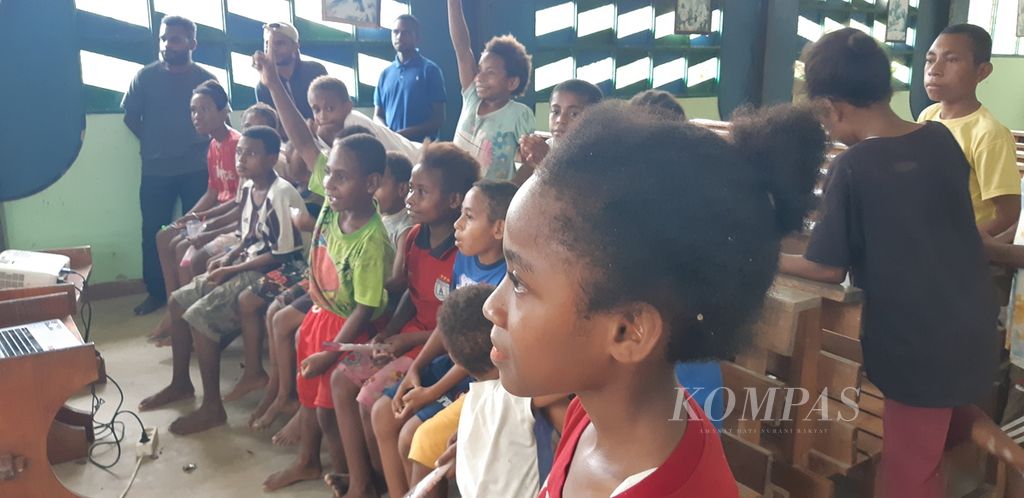 Anak-anak yang mengikuti kegiatan literasi di Kampung Koya Koso, Kota Jayapura, yang dilaksanakan komunitas Literacy for Everyone (LiFE) dengan antusias.