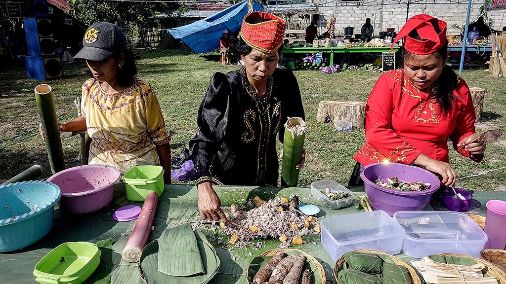  Para juru masak dari suku Mori memasak nasi winalu, sayur winuho dan ikan solike di Festival Hasil Bumi 2017, yang digelar Senin (18/9) di Yosi, Tentena, Poso, Sulawesi Tengah.  