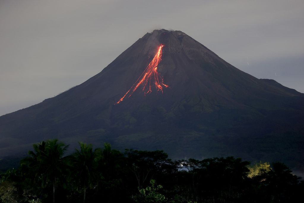  Guguran lava pijar dari Gunung Merapi terlihat dari Desa Kaliurang, Kecamatan Srumbung, Kabupaten Magelang, Jawa Tengah, Senin (3/1/2022) malam. 