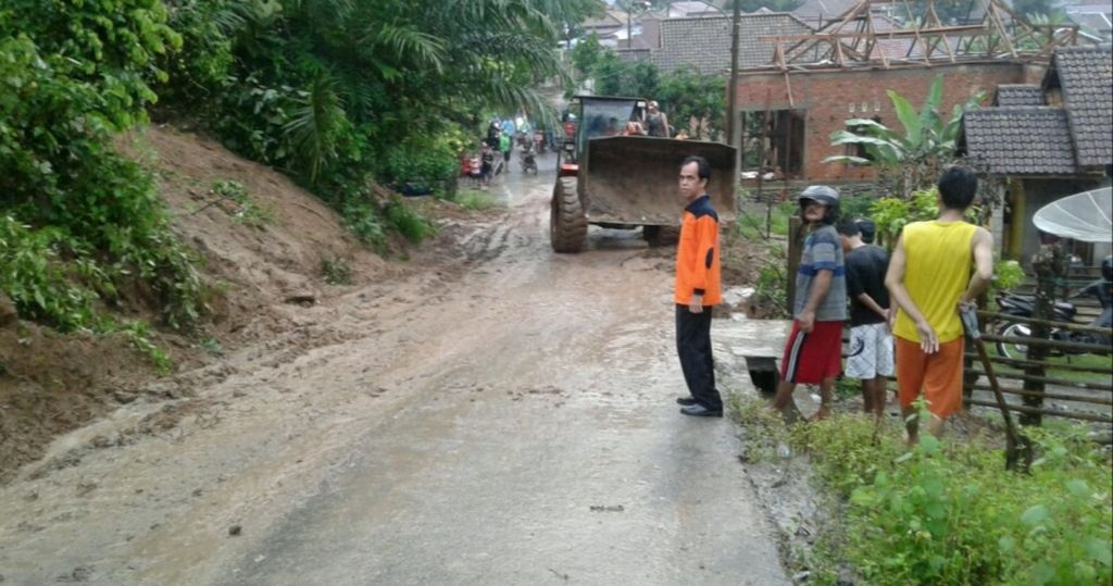Petugas berupaya menyingkirkan material longsor di Kecamatan Pulau Pinang, Kabupaten Lahat, Jumat (7/2/2020). Longsor ini terjadi akibat tingginya curah hujan dalam beberapa hari terakhir.