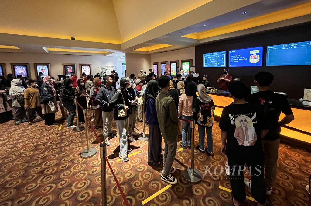 Antrean pengunjung yang hendak membeli tiket di bioskop di pusat perbelanjaan di kawasan Ciledug, Kota Tangerang, Banten, Selasa (10/5/2022). 