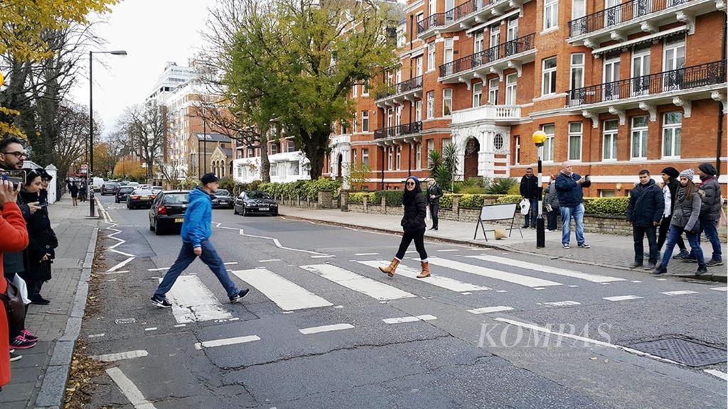 Para pelancong dari berbagai negara menjadikan tempat penyeberangan di Abbey Road sebagai spot foto, seperti terlihat pada 19 November 2016. Di tempat ini, The Beatles membuat salah satu sampul albumnya. 