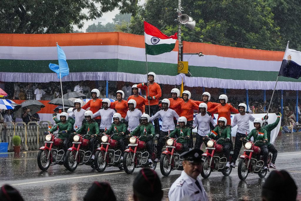 Aparat Kepolisian Kolkata tampil dalam manuver sepeda motor saat perayaan hari kemerdekaan India di Kolkata, 15 Agustus 2023. 