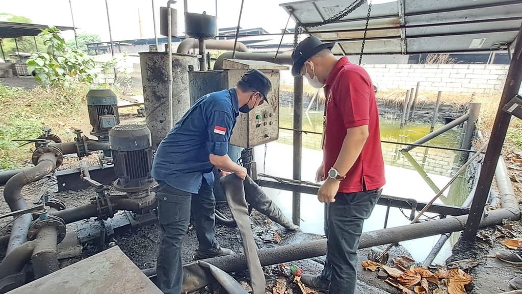 Petugas penegak hukum Dinas Lingkungan Hidup Kabupaten Bogor dan Kementerian Lingkungan Hidup dan Kehutanan menyidak dan menghentikan operasi sebuah perusahaan di Cileungsi, Rabu (6/9/2023), karena mengakibatkan pencemaran udara dan air.
