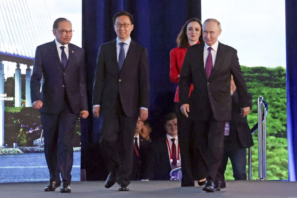 Presiden Rusia Vladimir Putin (kanan), Wakil Presiden China Han Zheng (tengah), dan PM Malaysia Anwar Ibrahim menghadiri sesi pleno Forum Ekonomi Timur di Vladivostok, Rusia, Kamis (5/9/2024).