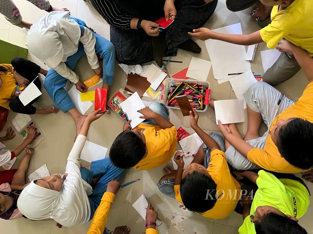 Anak-anak pesisir mengikuti aktivitas belajar di Sekolah Anak Percaya Diri di Makassar, Jumat (11/3/2022). Anak-anak ini umumnya adalah korban kekerasan yang terjadi di rumah ataupun lingkungan.