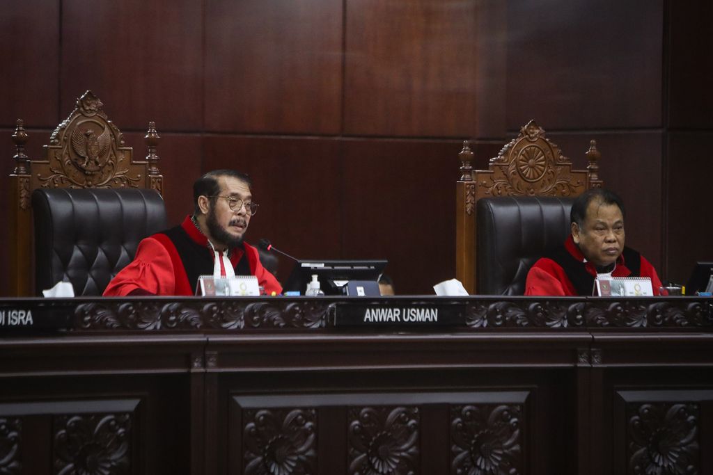 Ketua Mahkamah Konstitusi (MK) Anwar Usman (kiri) menutup sidang putusan uji materi terhadap Undang-Undang Nomor 30 Tahun 2002 tentang Komisi Pemberantasan Tindak Pidana Korupsi di Gedung MK, Jakarta, Kamis (25/5/2023). 