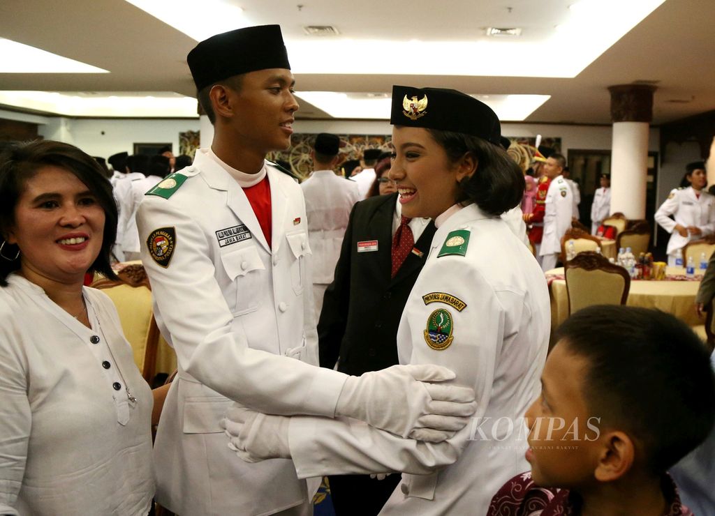Gloria Natapraja Hamel (kanan) seusai bertugas dalam Upacara Penurunan Bendera dalam rangka HUT Ke-71 RI di Istana Merdeka, Jakarta, Rabu (17/8/2016). 