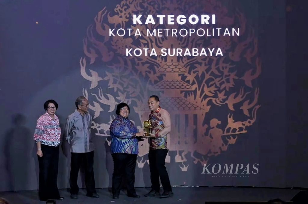 Menteri Lingkungan Hidup dan Kehutanan Siti Nurbaya Bakar (kedua dari kanan) memberikan penghargaan Adipura Kencana kepada Pemerintah Kota Surabaya di Gedung Manggala Wana Bakti, Kementerian Lingkungan Hidup dan Kehutanan, Jakarta, Selasa (28/2/2023).