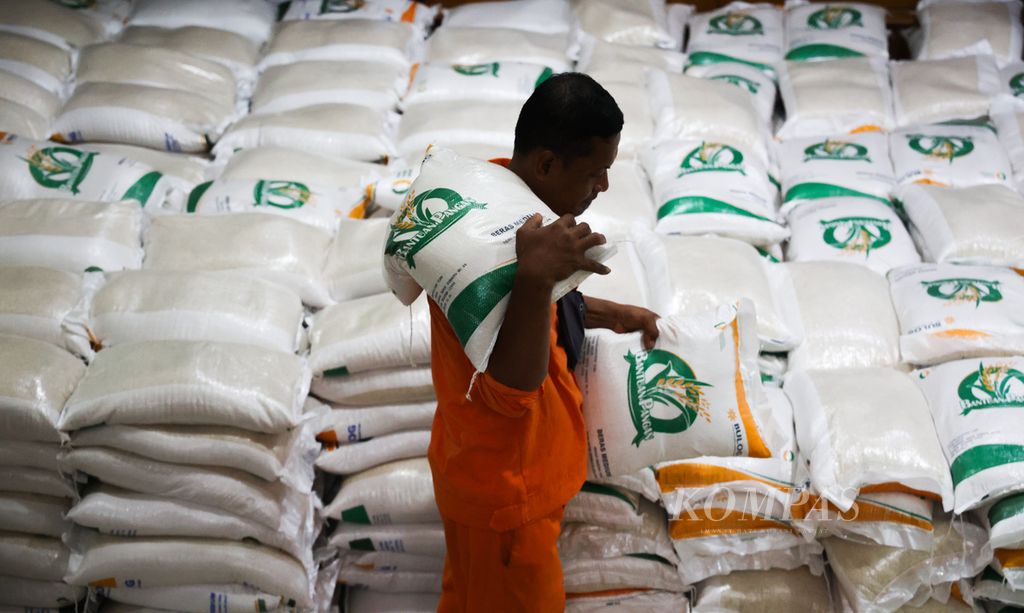 Officials in charge of public infrastructure and facilities are helping to distribute the second stage of 10-kilogram rice aid in Pela Mampang Subdistrict, South Jakarta, on Friday (3/5/2024).