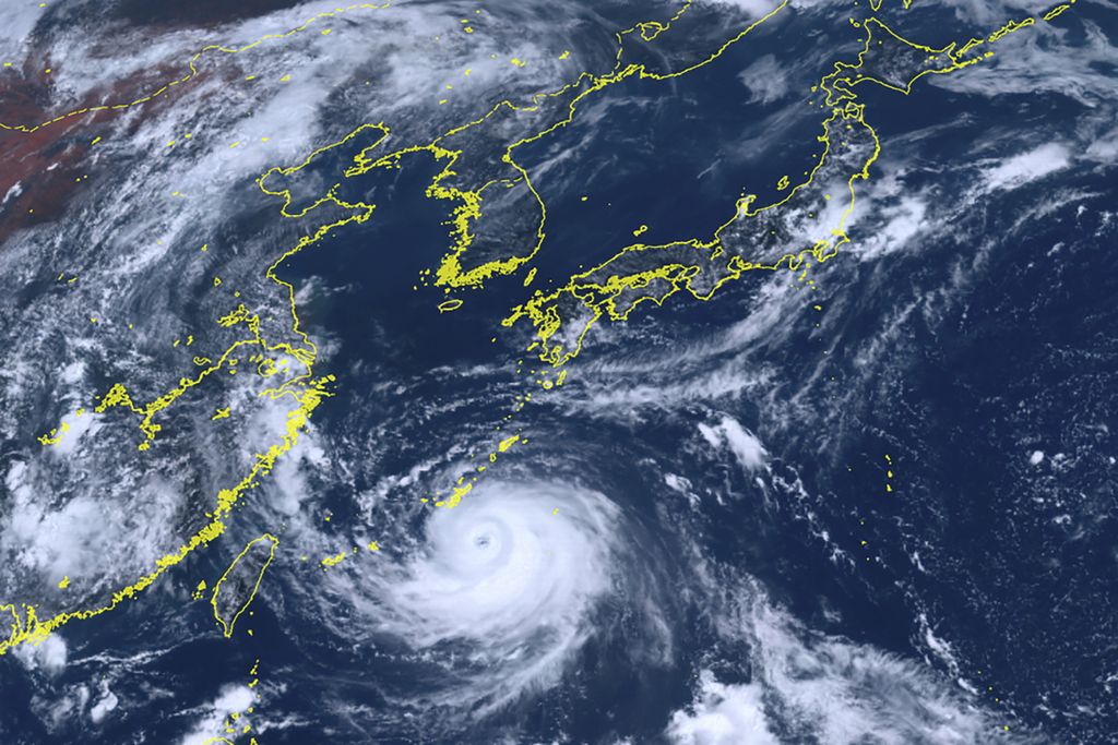 Citra satelit yang dirilis oleh National Institute of Information and Communications Technology (NICT) memperlihatkan topan Khanun bergerak ke utara menuju Okinawa, Jepang barat daya pada Selasa (1/8/2023).