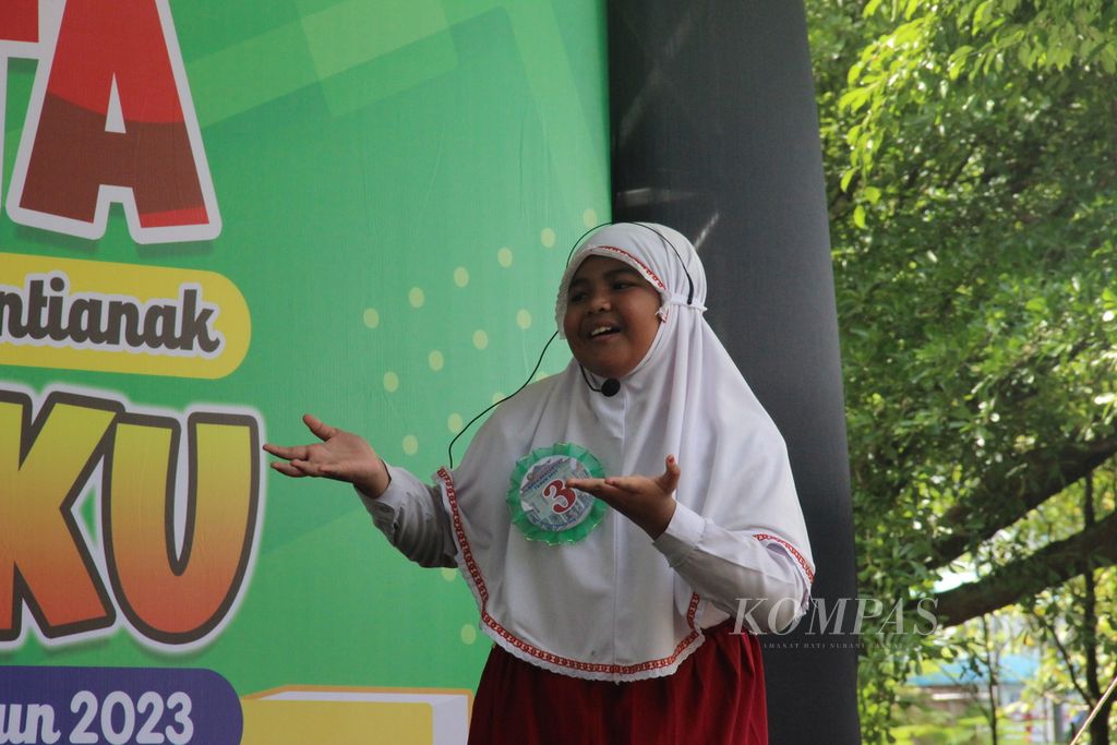 Salah satu siswi mengikuti lomba bercerita dalam peringatan hari Buku Nasional di Taman Alun Kapuas, Kota Pontianak, Kalimantan Barat, Rabu (18/5/2023).