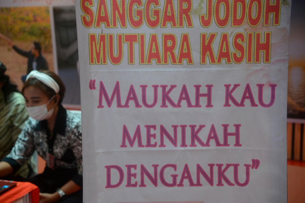 Salah satu stan biro jodoh yang turut serta dalam pameran Festival Hak Asasi Manusia dengan pameran dari berbagai organisasi kemasyarakatan dan sosial di Mal Paragon, Kota Semarang, Jawa Tengah, Kamis (18/11/2021). 