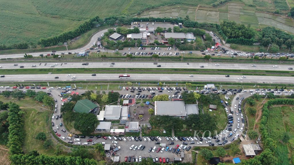 Antrean kendaraan yang akan memasuki <i>rest area </i>Km 86 B dan Km 86 A Jalan Tol Cikopo-Palimanan, Subang, Jawa Barat, Sabtu (7/5/2022). 