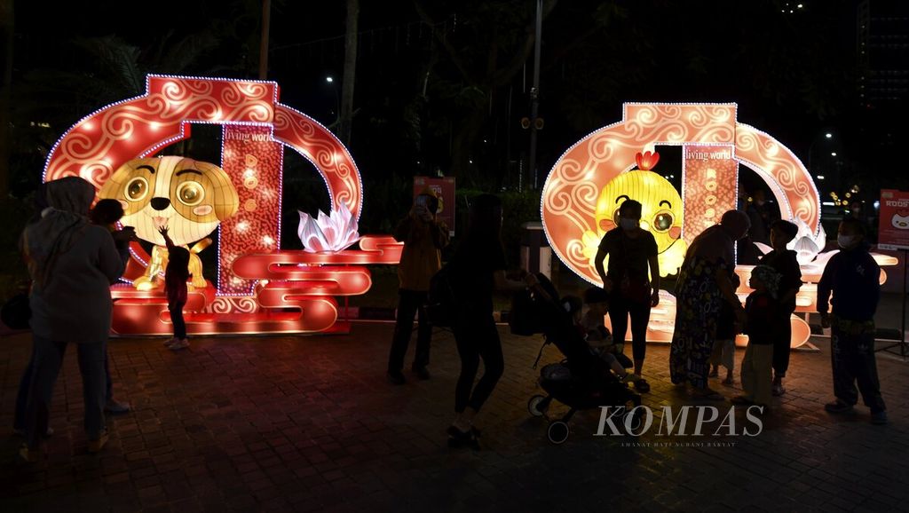 Lampion berbentuk karakter shio anjing dan shio ayam dalam Festival Lentera di Mal Living Worid Alam Sutera, Tangerang Selatan, Selasa (17/1/2023) malam. Festival digelar untuk menyemarakan Perayaan Tahun Baru Imlek 2574 Kongzili.