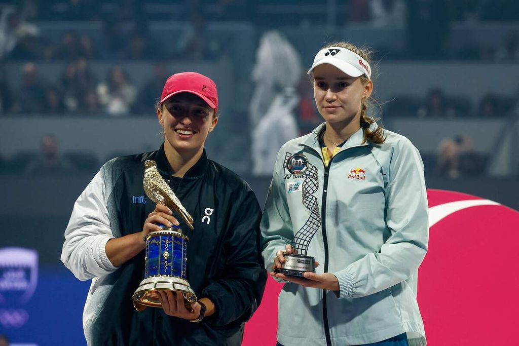 Petenis Polandia, Iga Swiatek (kiri), dan petenis Kazakhstan, Elena Rybakina, berpose bersama seusai final WTA 1000 Doha di Khalifa International Tennis Squash Complex, Doha, Qatar, Sabtu (17/2/2024) malam waktu setempat.