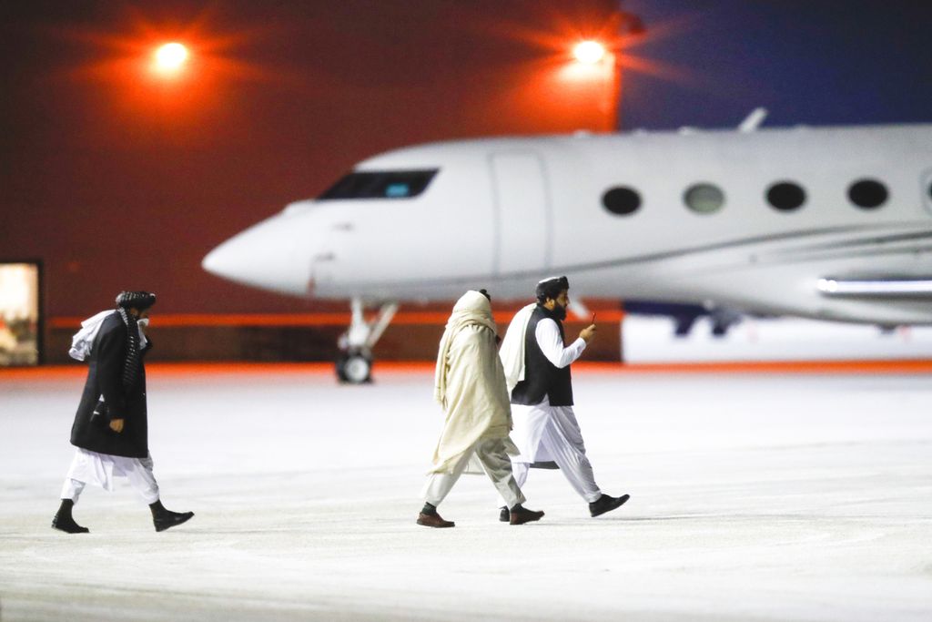 Delegasi perwakilan Taliban meninggalkan Bandara Gardermoen setelah menghadiri pertemuan hari ketiga dalam rangkaian tiga hari pertemuan di Hotel Soria Moria, Oslo, Norwegia, 25 Januari 2022. 