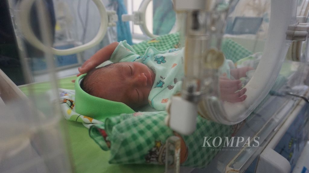 Bayi laki-laki kembar tiga masih dalam pengawasan dokter di RSUD Majenang, Cilacap, Jawa Tengah, Senin (16/9/2019). 