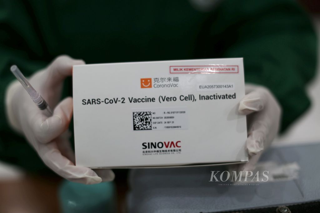 Tenaga medis menujukkan vaksin Covid-19 produksi Sinovac yang akan disuntikkan kepada tenaga kesehatan pada tahap kedua di Puskesmas Kecamatan Setiabudi, Jakarta Selatan, Kamis (28/1/2021).