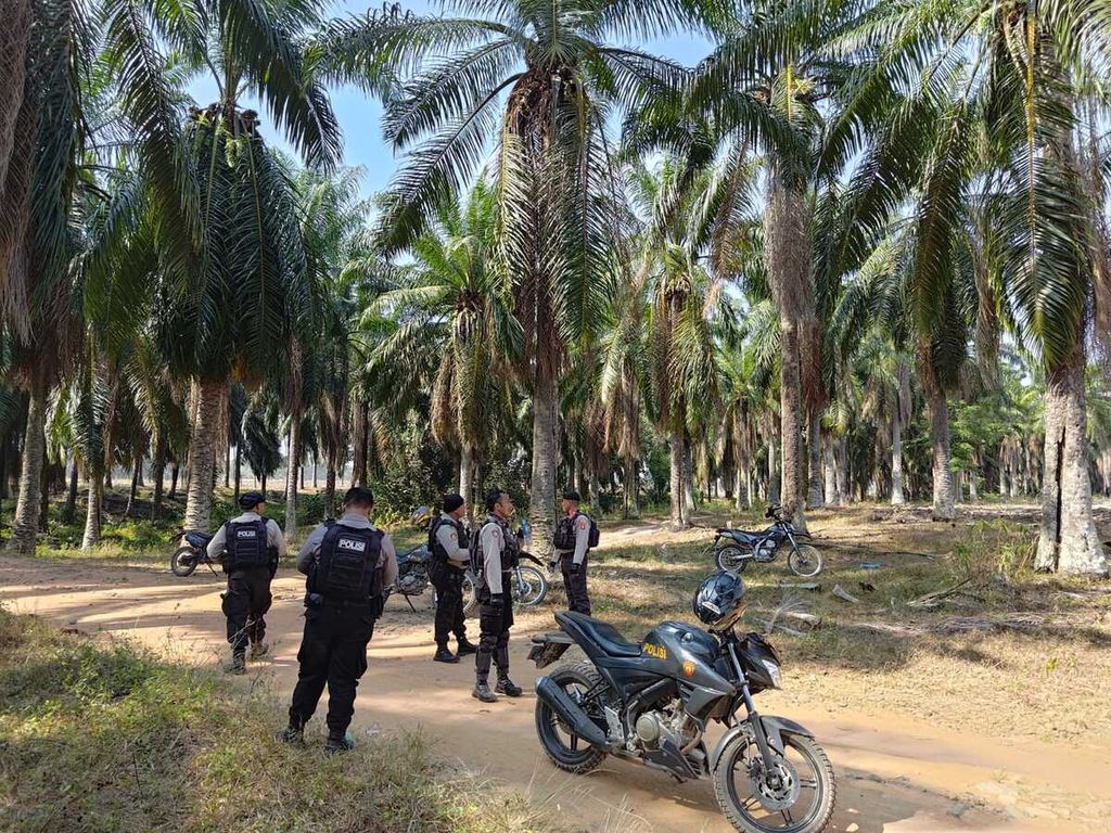 Anggota polisi dari Polres Lampung Tengah melakukan patroli di kawasan perkebunan di Kecamatan Anak Tuha, Lampung Tengah. 