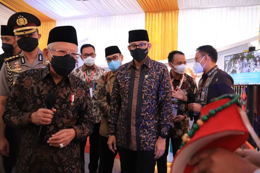 Wakil Presiden Ma'ruf Amin menyaksikan produk UMKM yang dipamerkan di sela-sela peresmian pembukaan Gerakan Nasional Bangga Buatan Indonesia (BBI) Sumatera Barat di pelataran Jam Gadang, Bukittinggi, Sumbar, Rabu (12/4/2022).