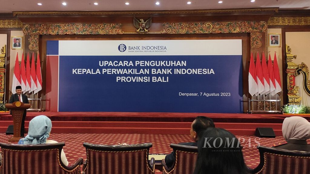 Gubernur Bank Indonesia Perry Warjiyo (kiri) memberikan sambutan dalam acara pengukuhan Kepala Perwakilan Bank Indonesia Provinsi Bali di Kantor Perwakilan BI Provinsi Bali, Kota Denpasar, Senin (7/8/2023). 