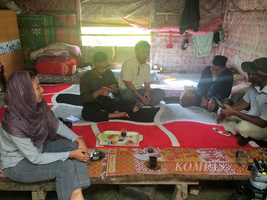 Tim Jelajah Kopi Nusantara harian <i>Kompas</i> berkunjung ke rumah Aman Samsir, petani kopi di Desa Jaluk, Takengon, Aceh, 2017.