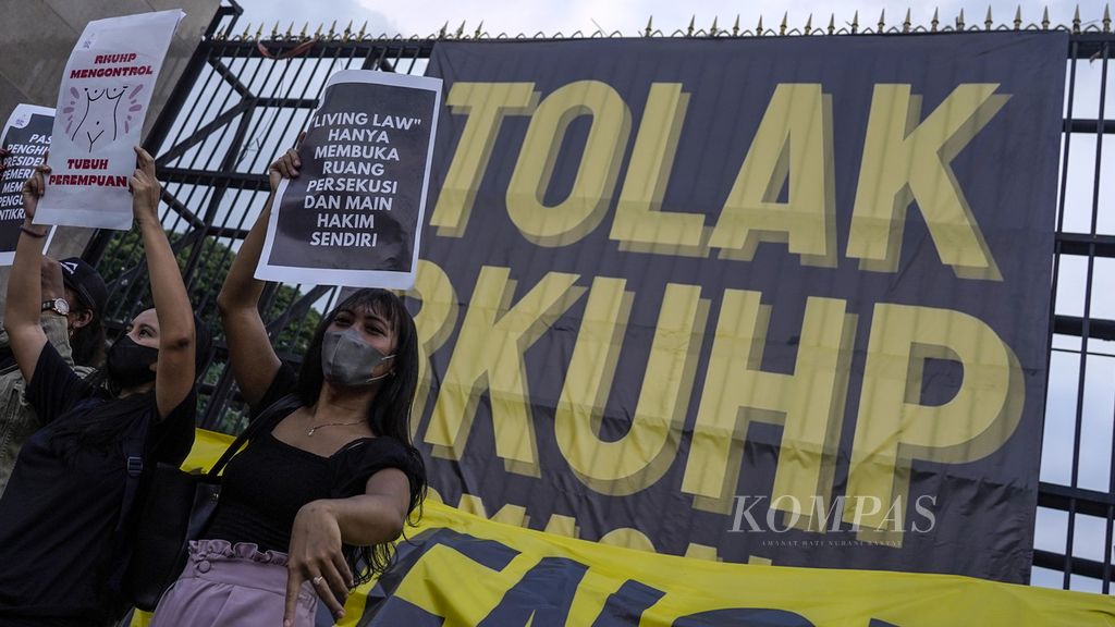 Beberapa peserta aksi penolakan pengesahan Rancangan Kitab Undang-Undang Hukum Pidana (RKUHP) di depan Gedung DPR, Jakarta, Senin (5/12/2022). 