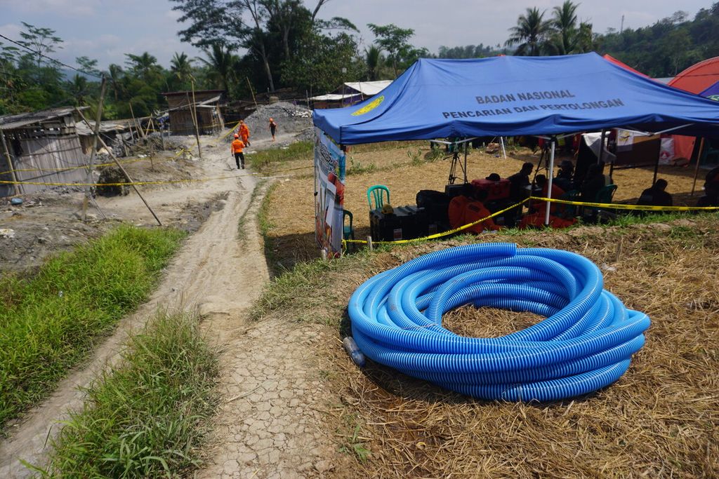 Tim SAR Gabungan menyiapkan selang besar untuk penyedotan air di sumur tambang emas di Desa Pancurendang, Ajibarang, Banyumas, Jawa Tengah, Minggu (30/7/2023).