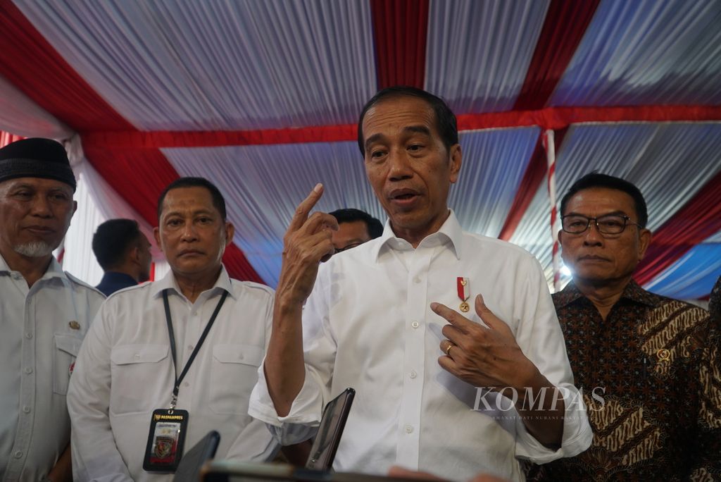 Presiden Joko Widodo memberikan keterangan pers di sela-sela menyerahkan bantuan beras kepada 500 keluarga di Gudang Bulog Sumatera Barat (Sumbar), Kota Padang, Sumbar, Rabu (25/10/2023). 