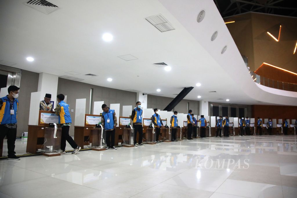 Bilik-bilik yang digunakan muktamirin atau peserta Muktamar ke-48 Muhammadiyah menggunakan hak pilihnya untuk memilih 13 nama anggota tetap Pimpinan Pusat Muhammadiyah di Edutorium Universitas Muhammadiyah Surakarta (UMS), Jawa Tengah, Sabtu (19/11/2022) malam. 