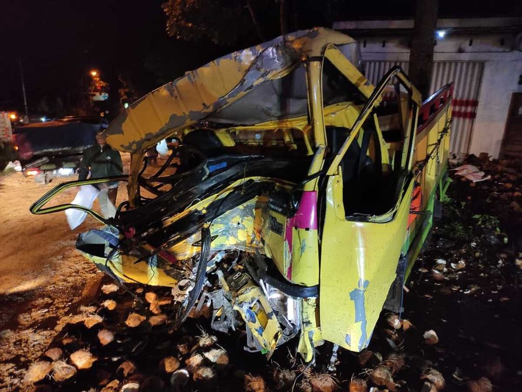 Kondisi truk yang mengalami kecelakaan di Desa Purwojati, Kertek, Wonosobo, Jawa Tengah, Jumat (7/1/2022).
