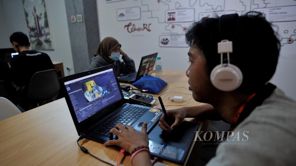 Suasana kerja para pekerja kreatif di BNVLabs di Menara Kibar, Menteng, Jakarta Pusat, Kamis (20/7). BNVLabs merupakan program terintegrasi yang bekerja sama dengan Bank Bukopin untuk mendorong berkembangnya ekosistem <i>startup fintech </i>di Indonesia. BNVLabs juga meluncurkan <i>co-working space </i>untuk memfasilitasi usaha rintisan  yang menjadi mitra dalam mengembangkan produknya.