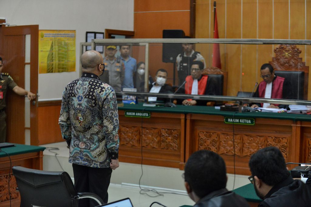 Defendant Inspector General Teddy Minahasa stands listening to the reading of the judge's verdict against him at the West Jakarta District Court, Tuesday (9/5/2023).
