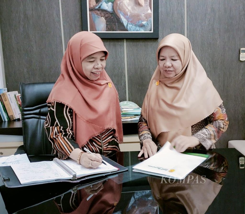 Mursida Rambe (kiri) dan Ninawati sedang berdiskusi perihal laporan keuangan di KSPPS BMT Beringharjo, Kamis (30/11/2023).