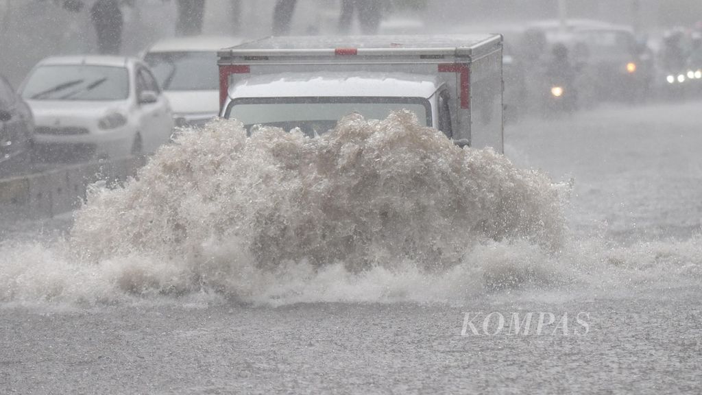 Pengendara berupaya menerobos banjir yang menggenangi Jalan Sultan Iskandar Muda, Kebayoran Lama, Jakarta Selatan, Jumat (9/10/2020). 