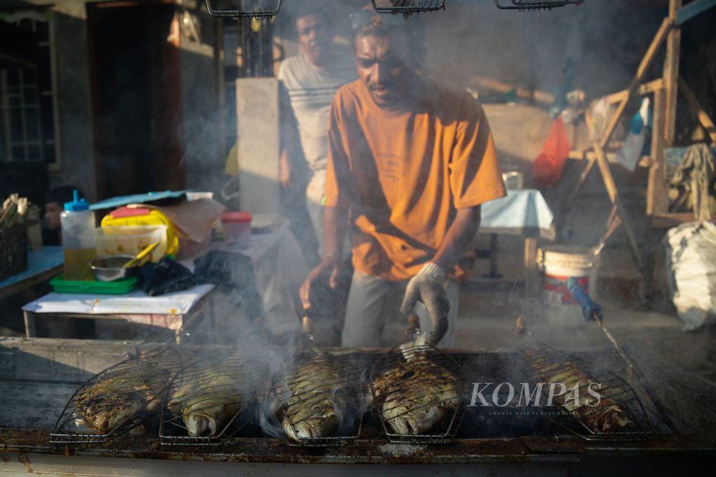 Pedagang memanggang ikan di pasar takjil Tanjung Uma, Batam, Kepulauan Riau, Rabu (13/3/2024).