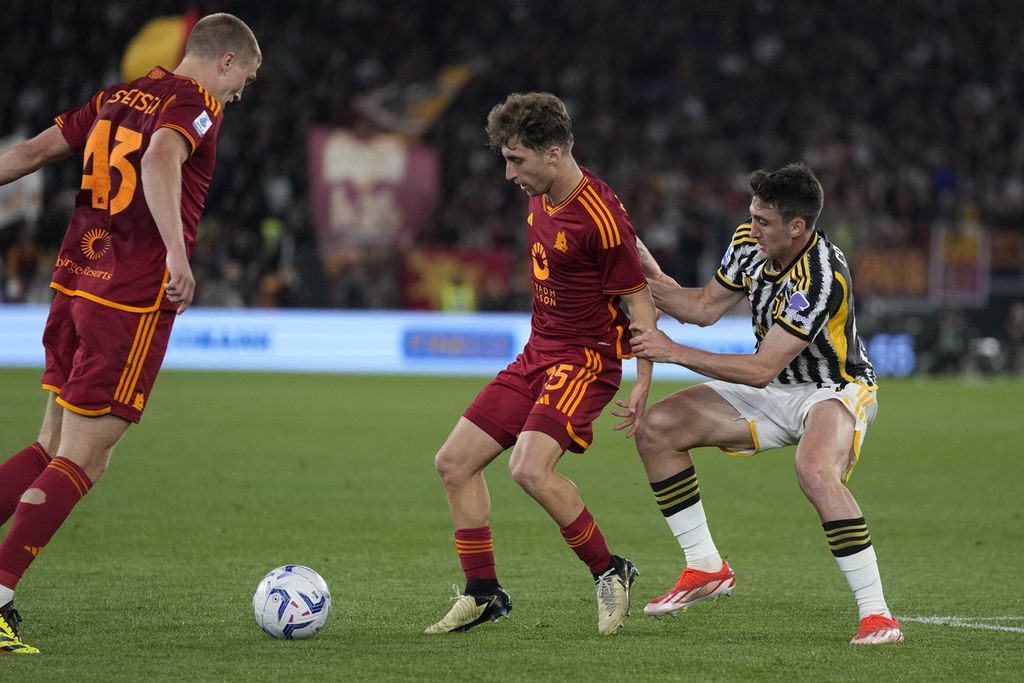 Roma player, Rasmus Kristensen (left) and Tommaso Baldanzi (center), compete for the ball with Juventus player, Adrien Rabiot, in an Italian League match at Olimpico Stadium, Rome, early morning on Monday (6/5/2024) West Indonesia Time. Roma played to a 1-1 draw.
